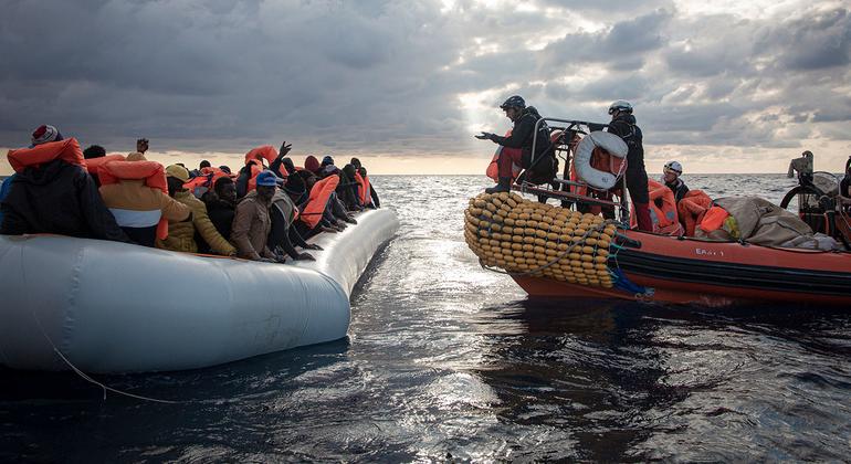 Une équipe mène à bien une mission de sauvetage auprès de 98 personnes embarquées dans une traversée périlleuse en mer Méditerranée centrale, en 2020.