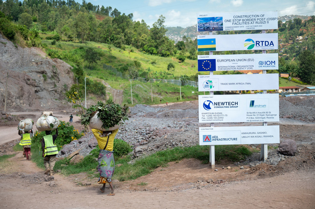 أشخاص ينقلون بضائع عبر الحدود بين رواندا وبوروندي.