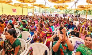 Женщины-лидеры на встрече в Гуджарате, Индия.