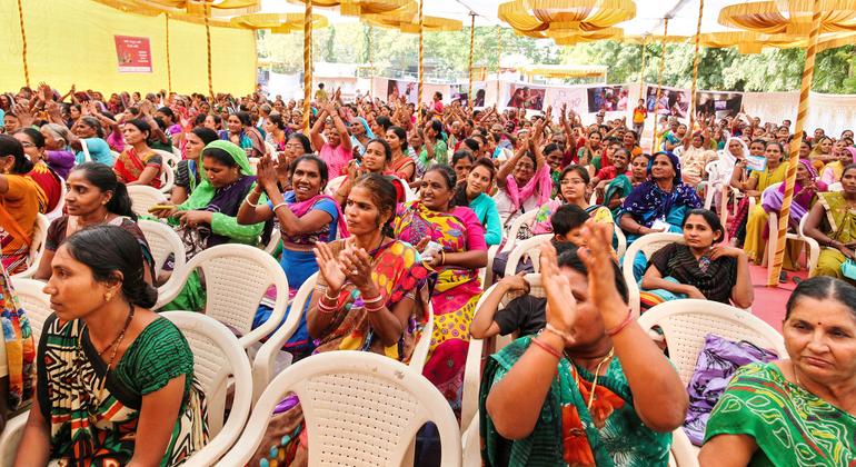  Líderes femininas se reúnem em um encontro no estado de Gujarat, no oeste da Índia.