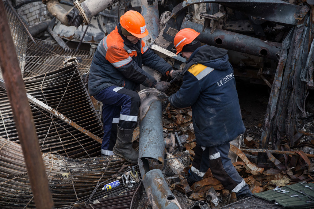 乌克兰工人正在修复受损的电力基础设施。（资料图片）