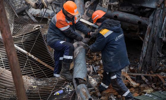 Frío y oscuro: el jefe de derechos humanos de la ONU condena los ataques rusos a la red eléctrica de Ucrania