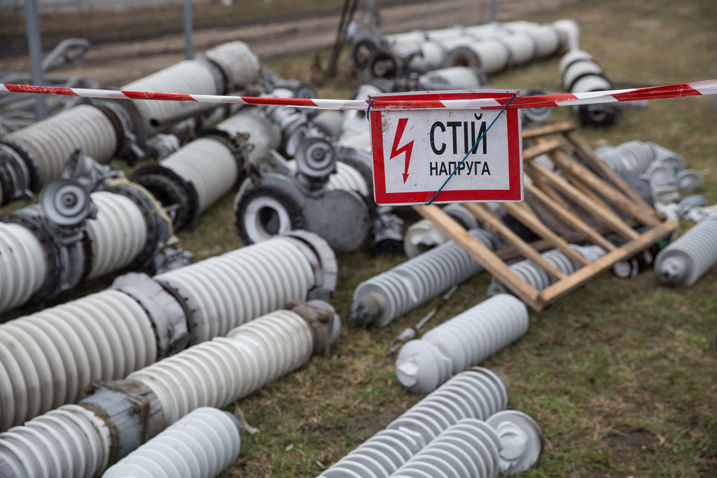 Les dommages causés à l'infrastructure électrique de l'Ukraine ont entraîné des perturbations dans les services essentiels tels que l'électricité, le chauffage et l'approvisionnement en eau. 