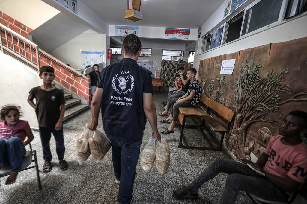 Distribution de pain dans une école de l'UNRWA à Gaza.
