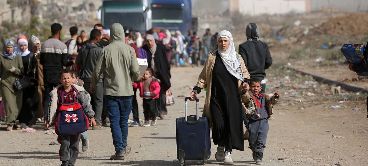 Famílias deslocadas partem do bairro Al Zeitoun, na cidade de Gaza, ao sul do enclave