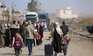 Displaced families head from the Al Zeitoun neighborhood in Gaza City to the south of the enclave.