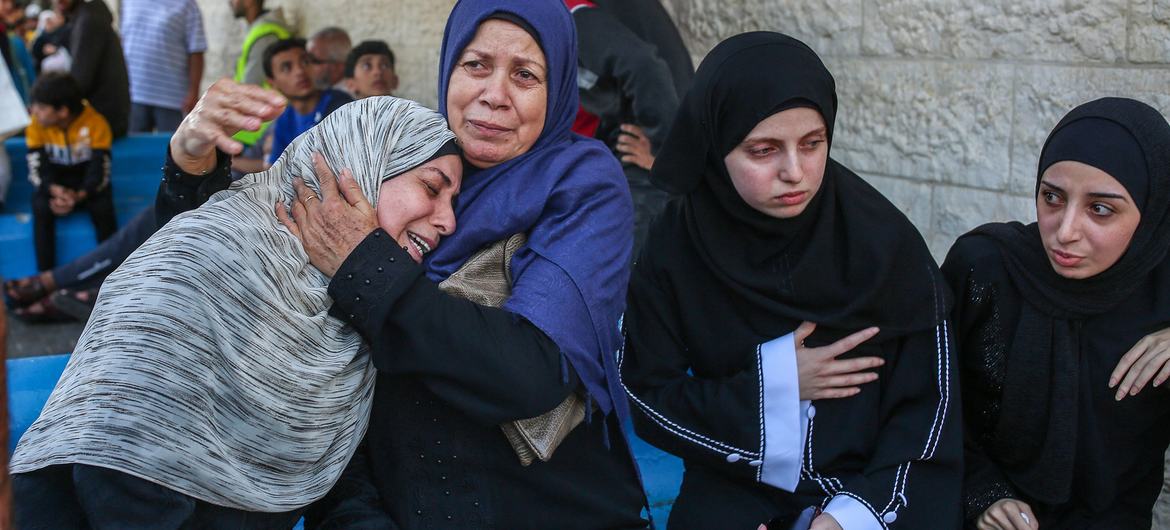 Mujeres palestinas llorando a sus familiares muertos en los bombardeos israelíes en Nuseirat y Deir al-Balah, en el centro de la Franja de Gaza.