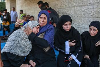 فلسطینی خواتین اسرائیلی حملے میں ہلاک ہونے والے اپنے عزیزوں کی موت پر نوحہ کناں ہیں۔