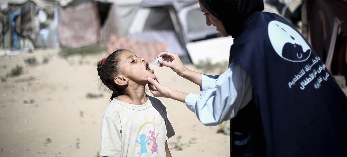 Un niño palestino recibe la segunda dosis de la vacuna oral contra la polio en la ciudad de Hamad en Khan Younis, Gaza. (octubre de 2024)