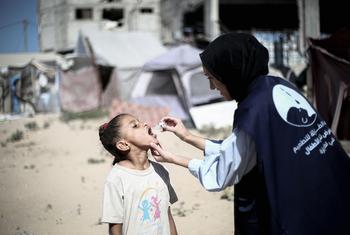 Uma criança na cidade de Hamad, em Khan Younis, Gaza, recebeu uma segunda vacinação contra a poliomielite em outubro de 2024