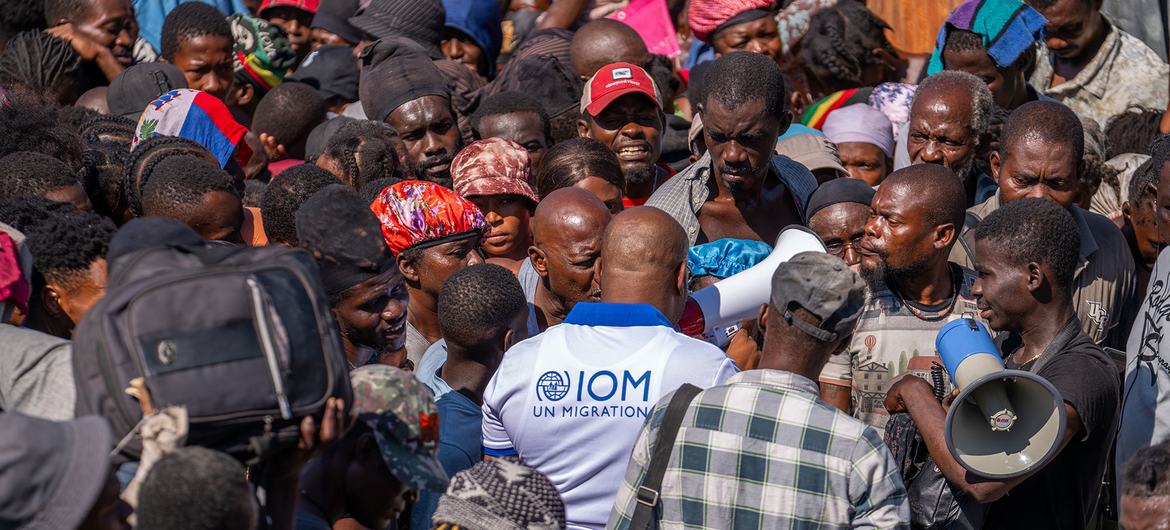 An IOM staff member assesses the needs of people displaced by violence in Haiti.