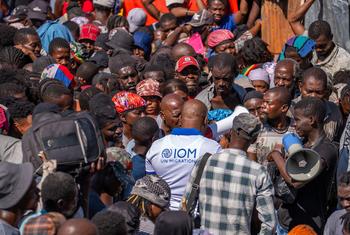 Un membre du personnel de l'OIM évalue les besoins des personnes déplacées par la violence en Haïti.