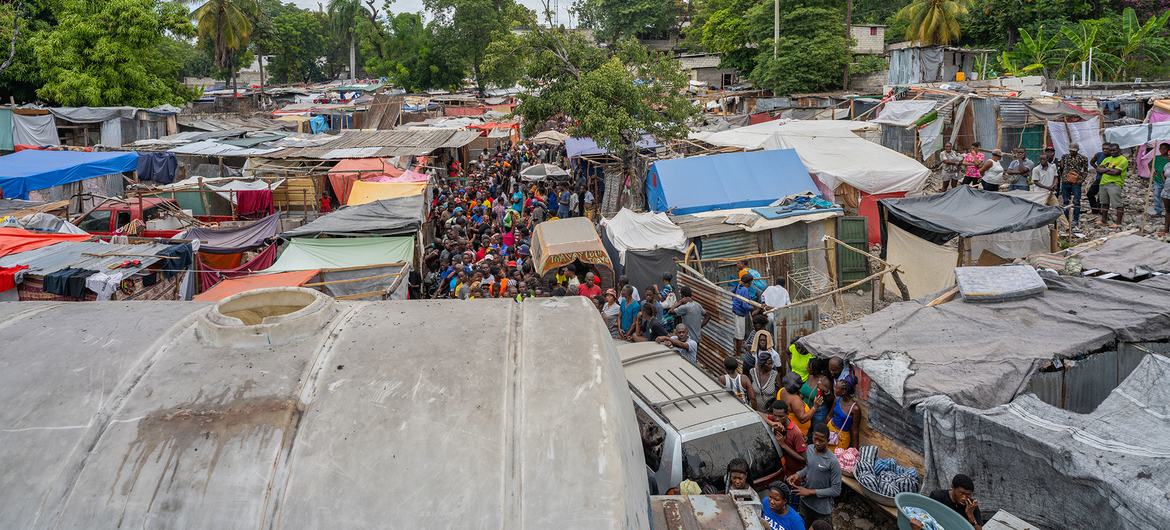 L’ONU continue de soutenir les personnes déplacées par la violence récurrente en Haïti.