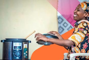 Mnufaika wa mpango wa UN Women nchini Tanzania anatumia jiko bora lililoboreshwa ambalo limepunguza kwa kiasi kikubwa muda anaotumia kupika chakula.