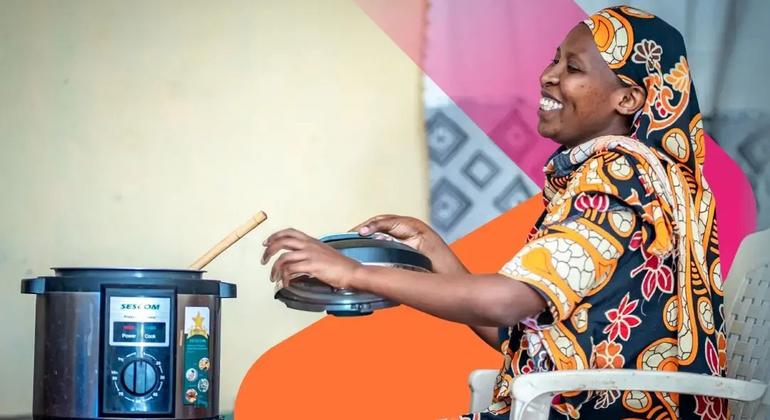 Mnufaika wa mpango wa UN Women nchini Tanzania anatumia jiko bora lililoboreshwa ambalo limepunguza kwa kiasi kikubwa muda anaotumia kupika chakula.