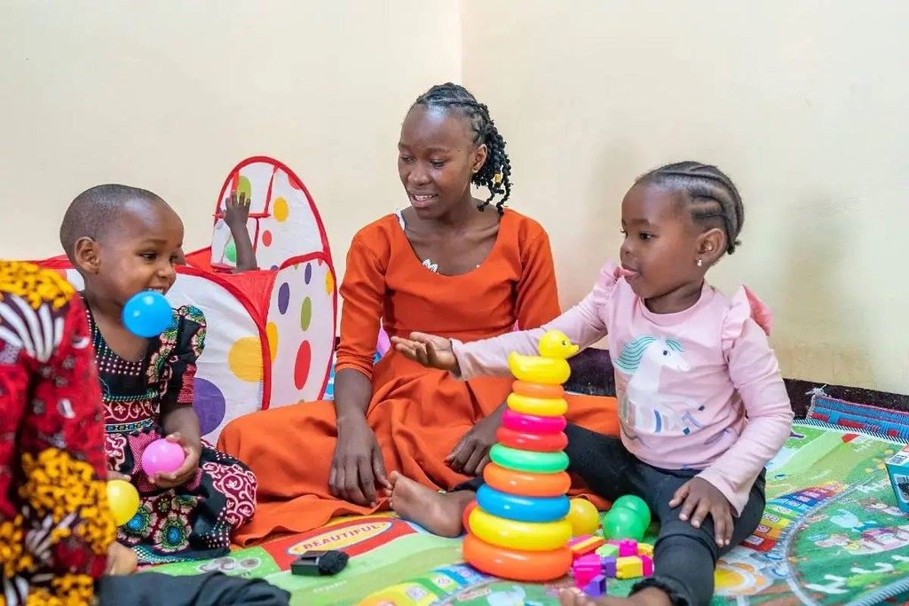 Vituo vya malezi ya watoto nchini Tanzania husaidia kupunguza muda ambao wanawake hutumia kuwahudumia watoto, hivyo kuwawezesha kushiriki katika shughuli nyingine za uzalishaji.