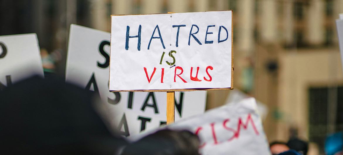 Pessoas participam de manifestação contra o racismo Pessoas participam de manifestação contra o racismo
