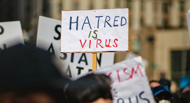 Des gens participent à une manifestation contre le racisme.