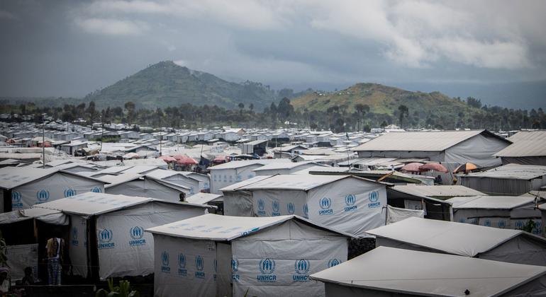 Miles de personas viven en un campamento provisional en Goma para desplazados por la violencia en el este de la República Democrática del Congo.