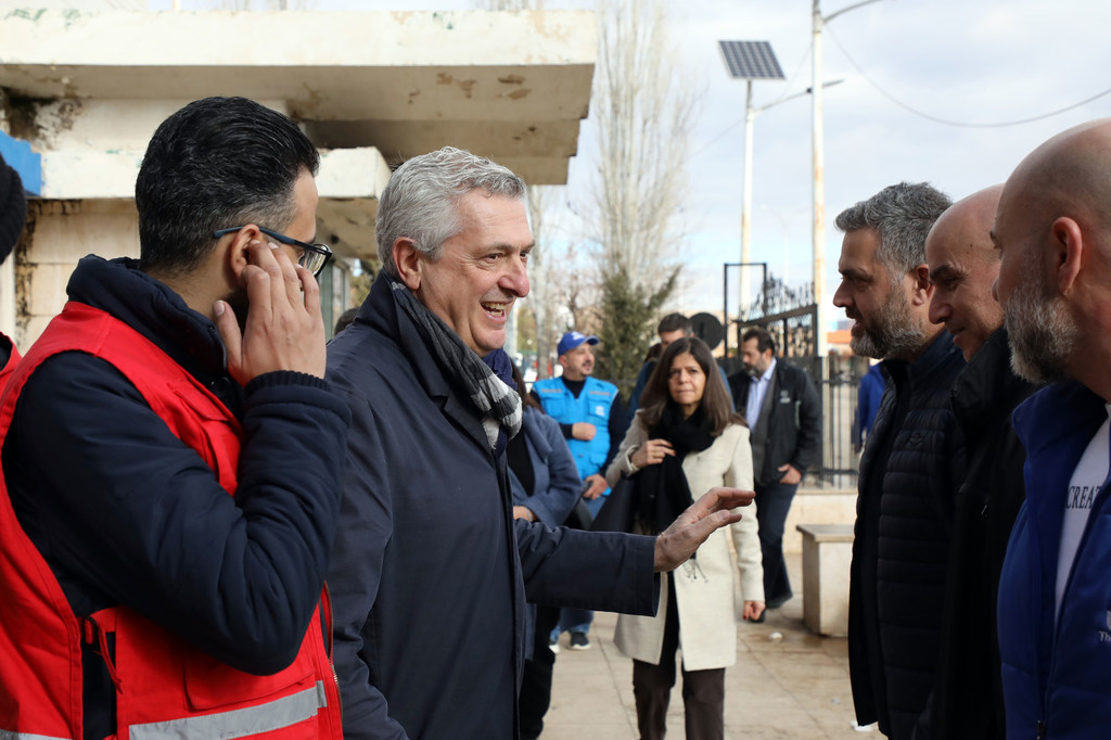 Filippo Grandi (centre gauche), le Chef de l'Agence de l'ONU pour les réfugiés, visite un centre de protection sanitaire au poste frontière de Jdaidet Yabous entre le Liban et la Syrie.