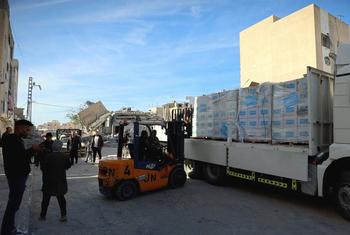 الأمم المتحدة تقوم بتسليم مساعدات الإغاثة إلى غزة.