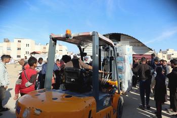 من الأرشيف: تسليم المساعدات من قبل الأمم المتحدة للسكان في غزة.