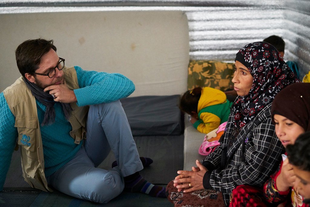 Jean-Nicolas Beuze del ACNUR se encuentra con una mujer siria en un campo de refugiados en la gobernación de Zarqa, en Jordania, en 2017.