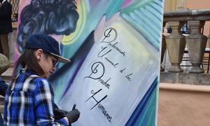 An artist in Colombia draws an image about the Universal Declaration of Human Rights.