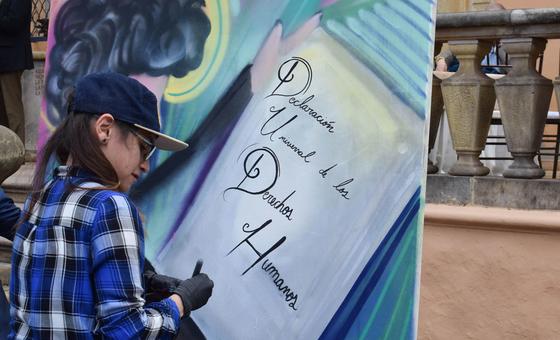 An artist in Colombia draws an image about the Universal Declaration of Human Rights.