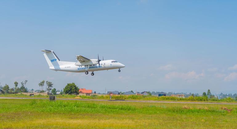 Un avión de UNHAS aterriza en el aeropuerto de Bunia, en el este de la RD del Congo. (archivo)