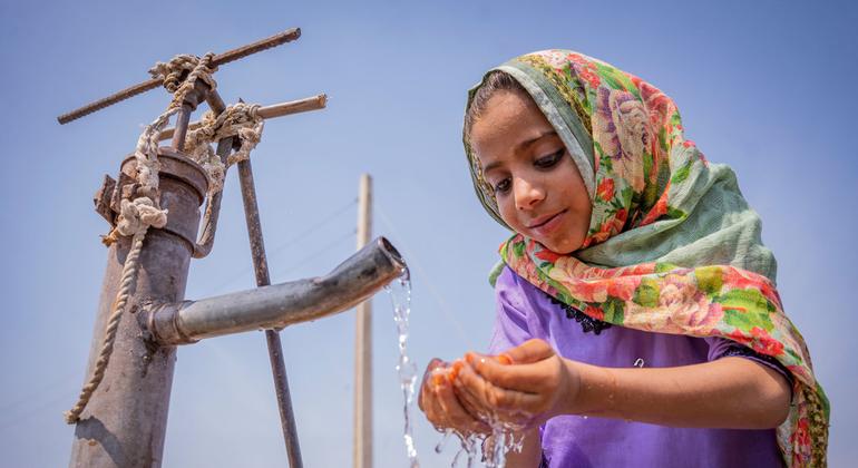 पाकिस्तान में एक छह-वर्षीय लड़की एक सामुदायिक हैंडपम्प से पानी पी रही है.