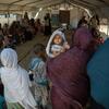 Akina mama na walezi walio na watoto wakisubiri katika Kituo cha Huduma ya Afya ya Msingi cha Marjan Al-Amal katika Jimbo la Al Jazirah nchini Sudan kwa ajili ya uchunguzi wa lishe na matibabu kupitia ushirikiano wa UNICEF na Foundation Building for Development (BFD).