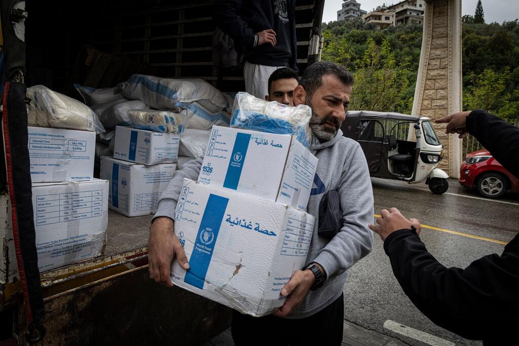 توزيع مساعدات غذائية على عائلات نازحة في شمال لبنان.