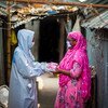 बांग्लादेश में यूएनडीपी के सहयोग से सामुदायिक कार्यकर्ता साफ़-सफ़ाई के पैकेट बाँट रहे हैं और लोगों में कोविड-19 की रोकथाम के बारे में जागरूकता फैलाने में मदद कर रहे हैं.