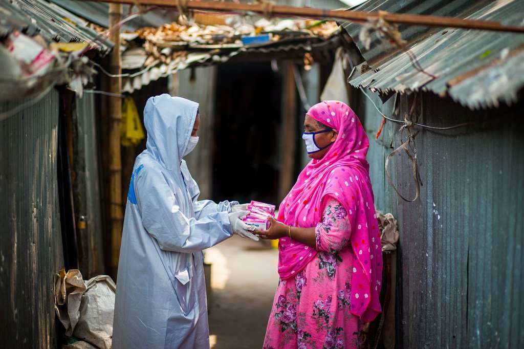 在开发计划署的支持下，孟加拉国的社区工作人员正在实地分发卫生用品并提高人们对冠状病毒预防的认识。