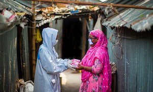 Avec le soutien du PNUD, des agents communautaires au Bangladesh travaillent sur le terrain pour distribuer des trousses d'hygiène et promouvoir la sensibilisation à la prévention du coronavirus.