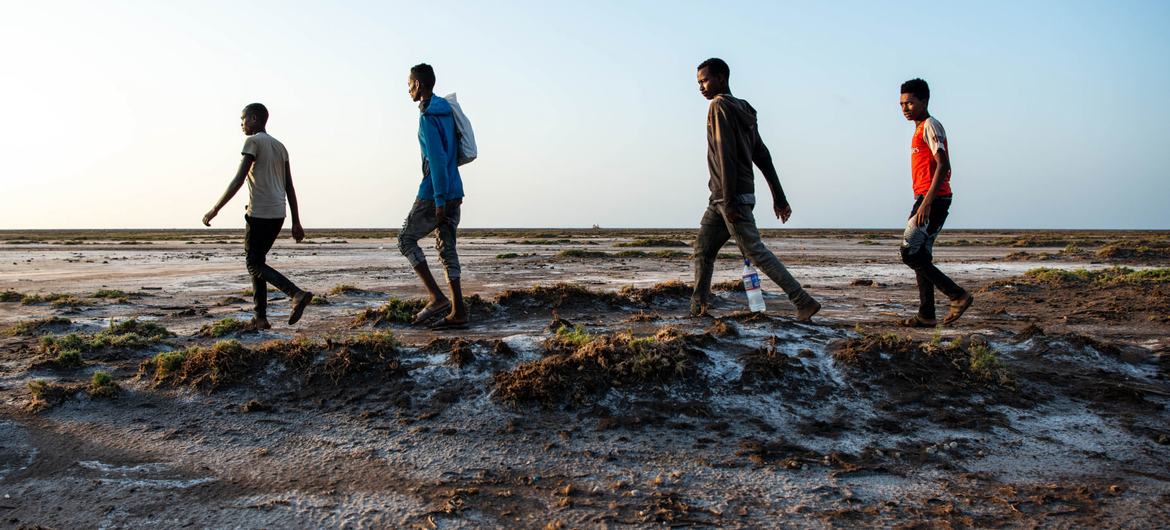 Muchos inmigrantes, como estos en Djibouti, están abandonando sus hogares porque ya no pueden vivir de sus tierras.