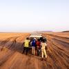 Автомобиль МОМ подбирает заблудившихся в пустыне мигрантов в Джибути.