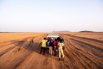 Un vehículo asiste a un grupo de migrantes perdidos en Djibouti.