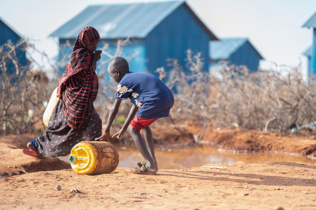 Un niño hace rodar un contenedor de agua en Dollow, en la frontera somalí con Etiopía.