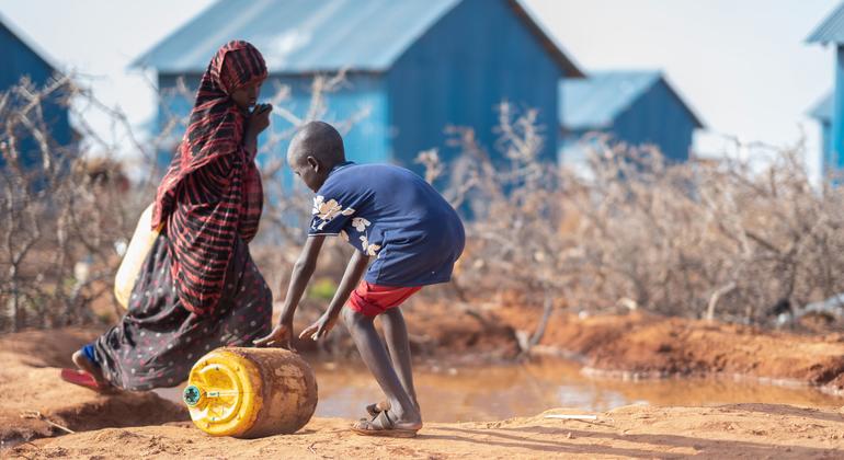 इथियोपिया की सीमा से लगे सोमालिया के डोलोव क्षेत्र में एक लड़का पानी का कंटेनर घुमा रहा है.