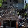 Une équipe de secouristes cherchent des survivants dans un bâtiment bombardé, à Kyiv.