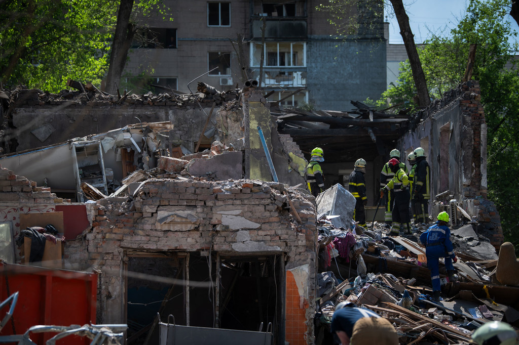 Une équipe de secouristes cherchent des survivants dans un bâtiment bombardé, à Kyiv.