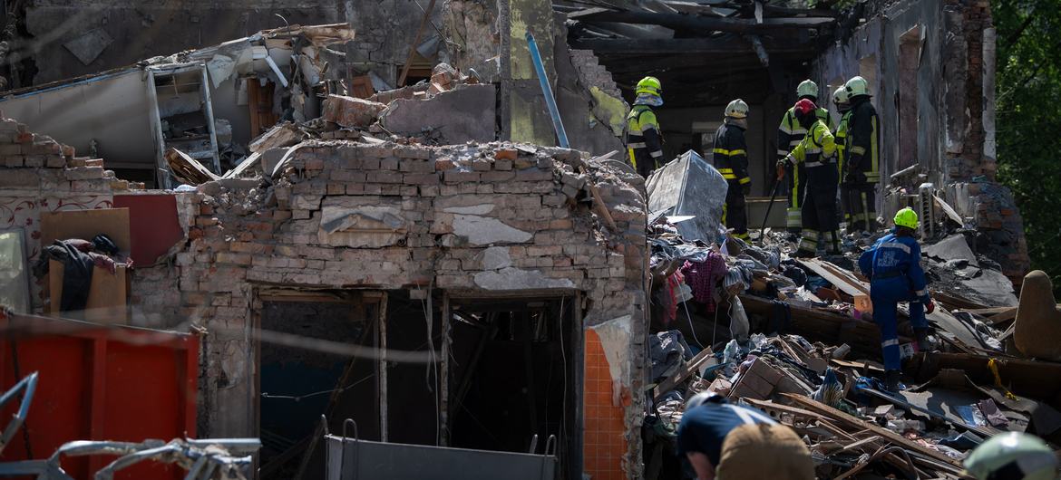 Une équipe de secouristes cherchent des survivants dans un bâtiment bombardé, à Kyiv.