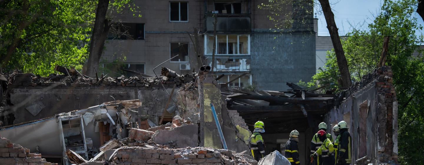 Une équipe de secouristes cherchent des survivants dans un bâtiment bombardé, à Kyïv (photo d'archives).