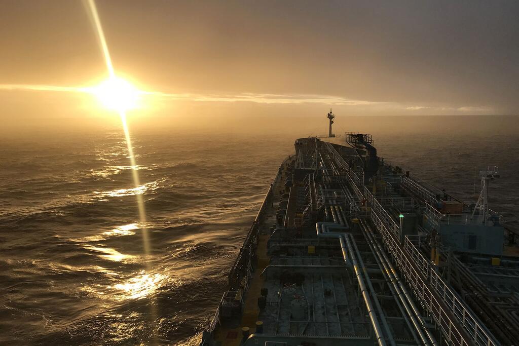 Под угрозой оказываются суда под разными флагами и экипажи разных национальностей.