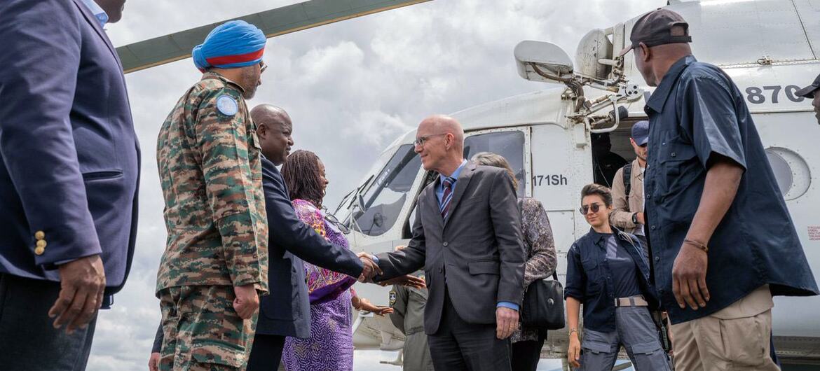 Le chef de la MONUSCO, M. James Swan, est accueilli à son arrivée à Goma, dans l'est de la RDC. Il est photographié en train de serrer la main de responsables devant un hélicoptère de l'ONU, poursuivant sa visite axée sur le suivi du cessez-le-feu et la protection des civils.