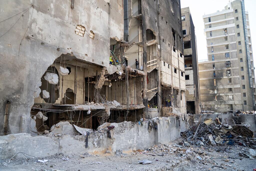 حي سكني في بيروت، لبنان، تظهر عليه آثار الهجمات الصاروخية.