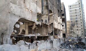 Un edificio residencial destruido en Beirut, Líbano, con escombros y los interiores expuestos.