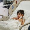 5 سالہ علی، جو 8 اپریل کو بیروت میں ہونے والے حملوں کے دوران زخمی ہوا تھا، یونیسف کی مدد سے ایک اسپتال کے بستر پر لیٹا ہوا ہے۔ اس نے ملبے کے نیچے پائے جانے کے بعد چہرے کی چوٹ اور دیگر زخم اٹھائے، جہاں اس نے اپنی ماں اور دادی کو کھو دیا تھا۔